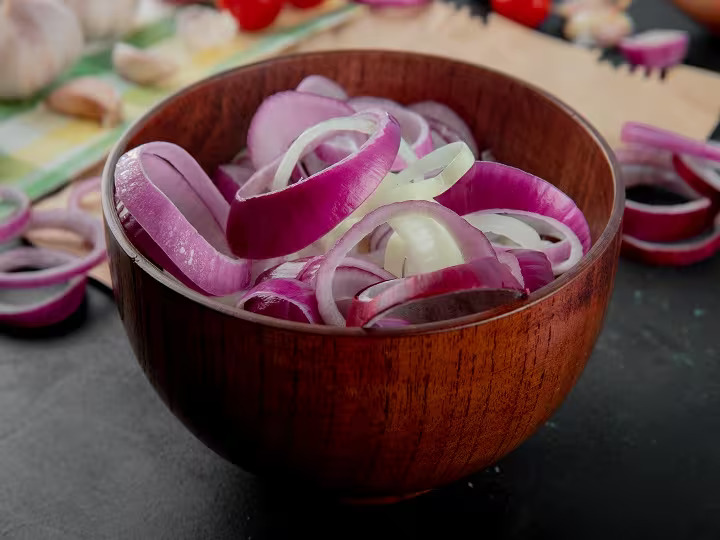 Onion Side Effects: अगर आप भी खाते हैं प्याज तो जान लें इससे होने वाले नुकसान