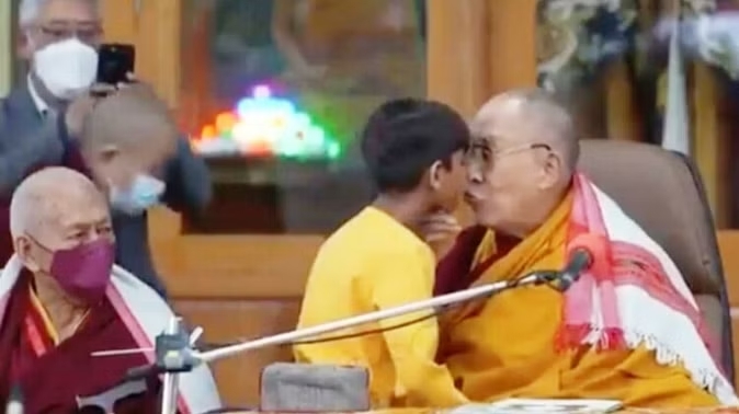 Dalai Lama: बच्चे के साथ वीडियों वायरल होने के बाद विवादों में फंसे धर्मगुरू दलाईलामा, माफी मांगी