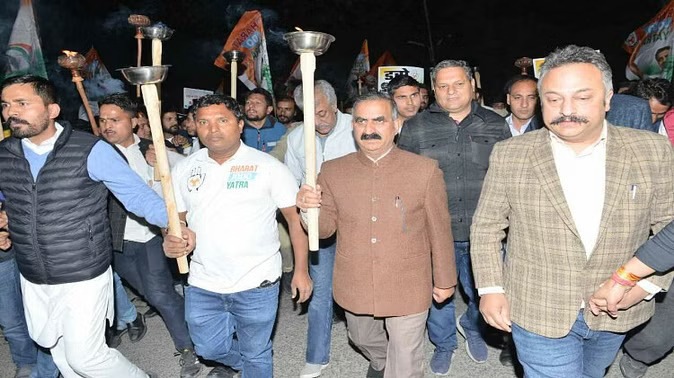 Himachal politics: शिमला में बीवी श्रीनिवास के नेतृत्व में युवा कांग्रेस ने निकाला मशाल जुलूस