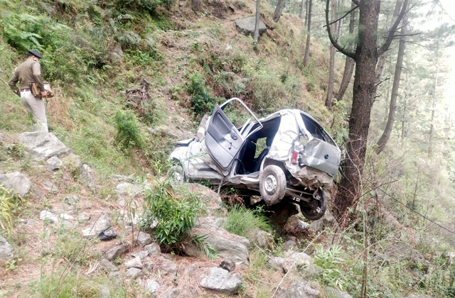 Accident: मंडी के पास देर रात खाई में गिरी कार, हादसे में दो दोस्तों की मौत