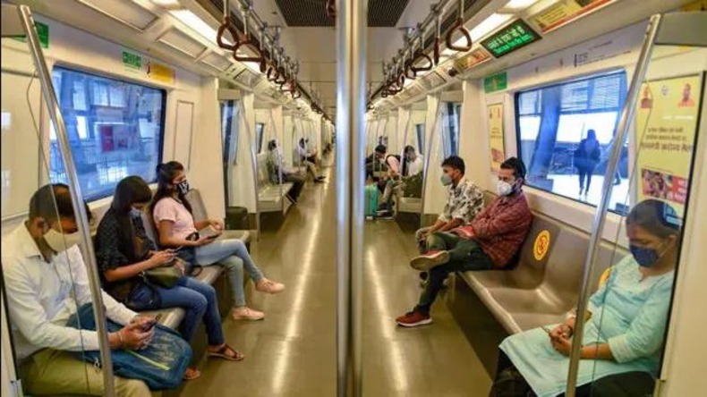 Delhi Metro: सोशल मीडिया पर दिल्ली मेट्रो के वीडियो से मचा बवाल, आम जनता ने DMRC से उठाई ये मांग