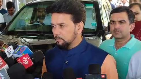 Anurag Thakur: अनुराग ठाकुर ने सरकार पर साधा निशाना, कहा- कर्मचारियों को प्रताड़ित न करे प्रदेश सरकार