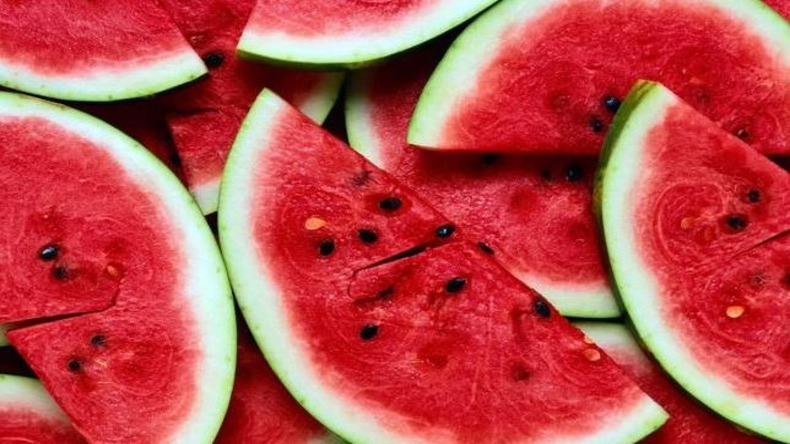 Watermelon: कहीं आप भी गर्मियों में बाजार से लाकर तो नहीं खा रहे केमिकल वाला तरबूज, इस तरह असली तरबूज की पहचान