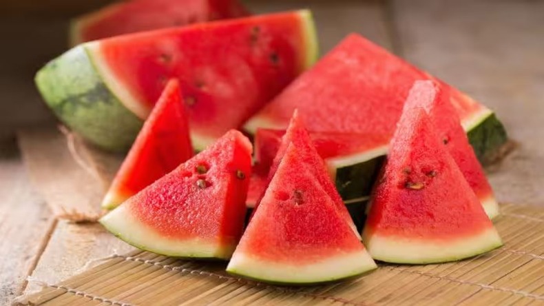 Watermelon: भूलकर भी ना रखें काट हुआ तरबूज फ्रिज में, इससे हो सकती हैं कई बीमारियां