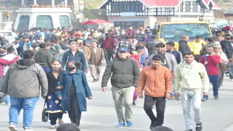 Tourist in Shimla: वीकेंड पर शिमला में पर्यटकों की भीड़, सड़कों पर लगा लंबा जाम