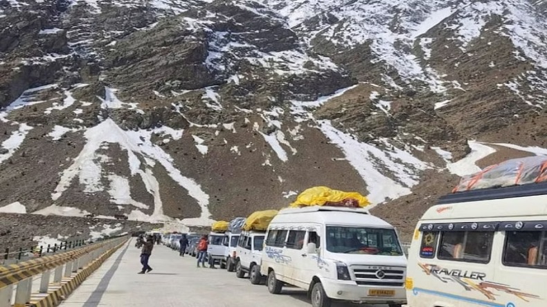 Himachal News: चलती बस पर गिरी चट्टान, बाल-बाल बचे  यात्री