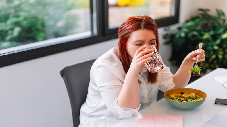 Drinking Water During Eating: अगर आपको भी है खाना खाते समय पानी पीने की आदत, तो जरूर जान लें इसके नुकसान के बारे में