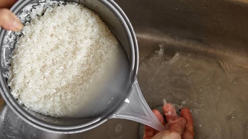 Benefits Of Rice Water: अगर आप भी फेक देते हैं चावल का पानी, तो जान लिजिए इससे मिलने वाले अचूक फायदें