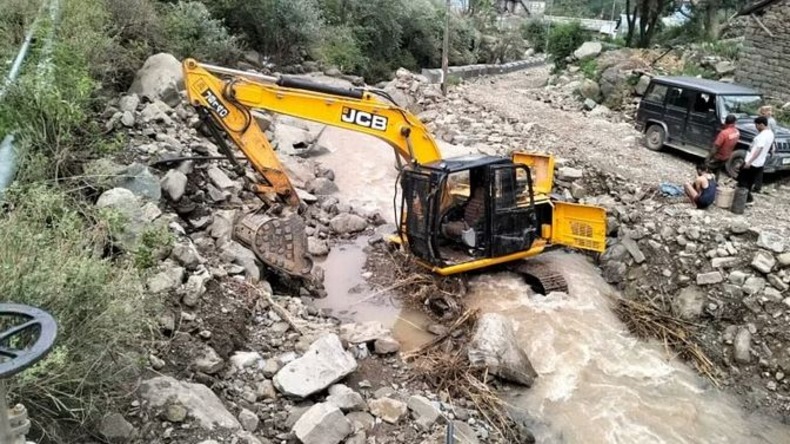 Cloudburst: धर्मपुर के मंडप में बादल फटने से हुआ नुकसान, गयूण खड्ड में बही जेसीबी मशीन और पुल निर्माण सामग्री