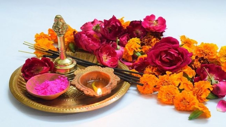 Flowers For Puja: अगर आप इन देवी-देवताओं को चढ़ाएंगे ये फूल, तो जल्द पूरी होगी मनोकामना