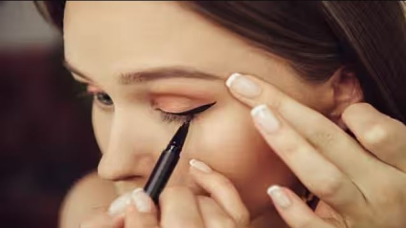 Make-Up Tips: आईलाइनर लगानें में अब नहीं करनी पड़ेगी ज्यादा मेहनत, अगर इन टिप्स को करेंगे फॉलो