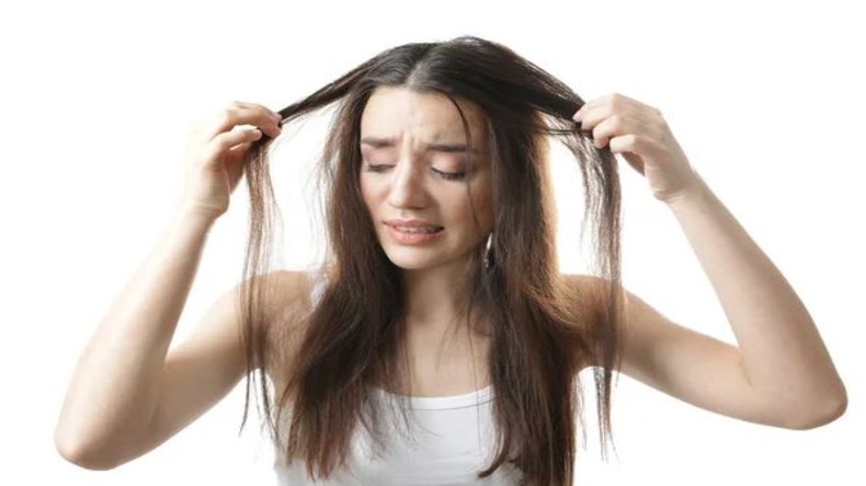 Hair Thinning Problem: क्या आप भी  हेयर फॉल से हैं परेशान? तो ये होममेड हेयर मास्क लगा कर बनाएं अपने बालों को घने और खूबसूरत