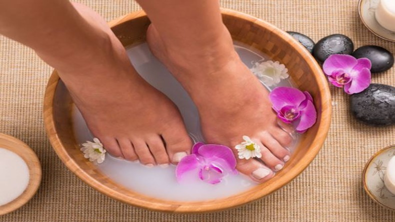 Foot Care Tips: अपने पैरों को ऐसे बनाएं कोमल और खूबसूरत, इन टिप्स को करें फ़ॉलो