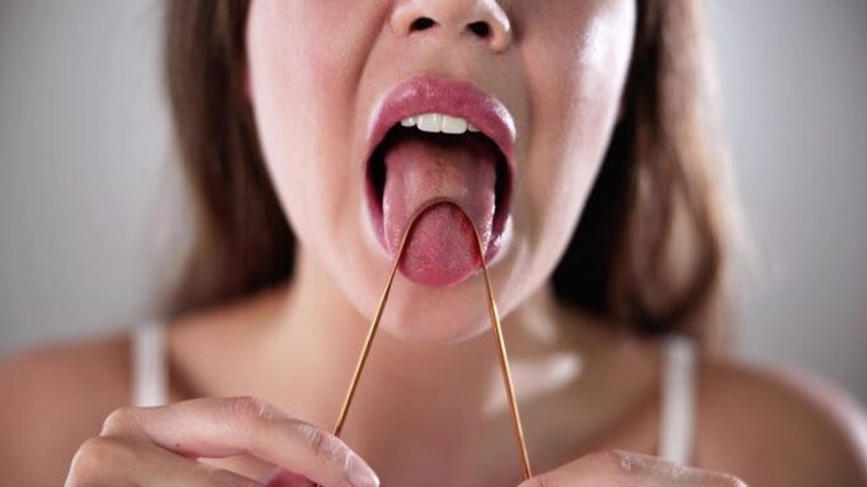 Tongue Cleaning Tips: दांत ही नहीं बल्कि जीभ को भी जरूर रखें साफ, जानें इसे कैसे करें साफ