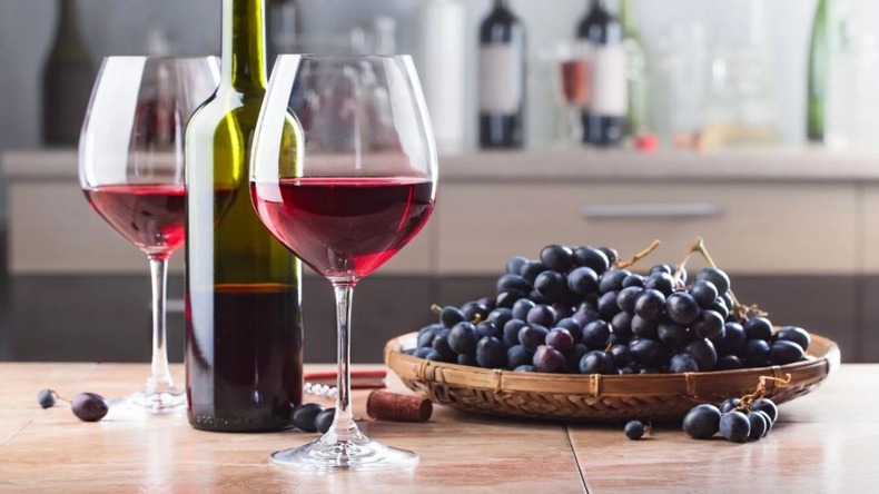 Red Wine Benefits: सही मात्रा में रेड वाइन पीने से हेल्थ को मिलते हैं कई फायदे, जानें कितना पीना है सही