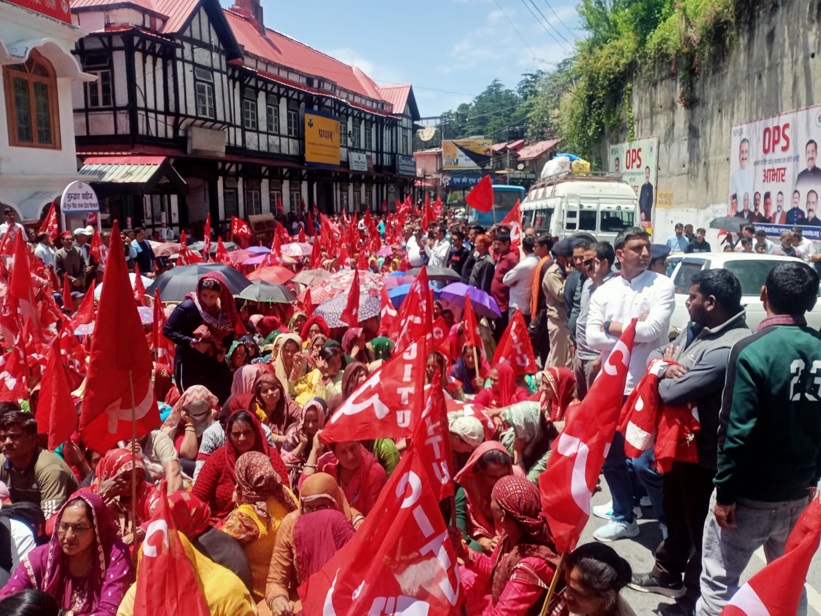 Himachal: मनरेगा व निर्माण मज़दूरों ने घेरा सचिवालय, हज़ारों मज़दूरों ने सुक्खू सरकार के ख़िलाफ़ किया प्रदर्शन