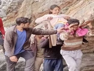 Kullu News: आज़ादी के 75 साल बाद भी नहीं जोड़ पाए गांव को सड़क से, युवती को 40 किलोमिटर कुर्सी पर उठा पहुंचाया हस्पताल