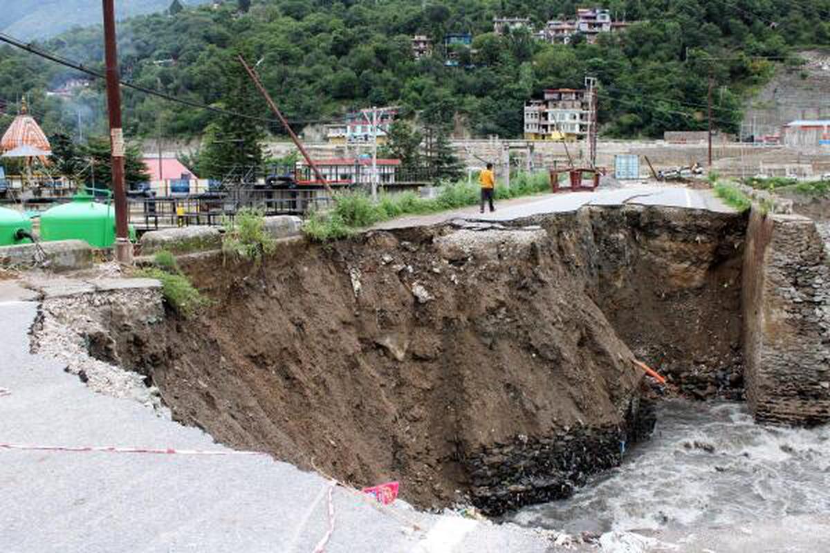 पहाड़ों पर क्यों फट रहे हैं बादल, हिमाचल में 35 से ज्यादा बादल फटने की घटनाएं