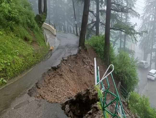 Himachal Weather Today: हिमाचल में भारी बरसात से मची तबाही, भूस्खलन के कारण नेशनल हाईवे पड़ा बंद, धर्मपुर और सरकाघाट का अन्य जिलों से कटा संपर्क