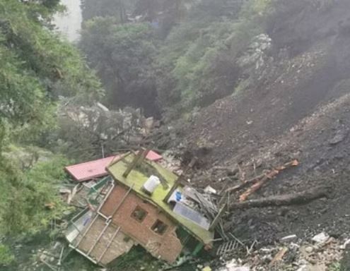 Disaster in Shimla: शिमला में देखते ही चंद पलों में जमीन में धंसे कई आशियाने, पूरा मोहल्ला क्षतिग्रस्त