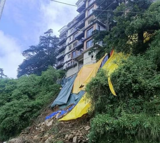 Shimla News: शिमला कोर्ट रोड पर गाड़ियों का आना जाना हुआ बंद, बहुमंजिला भवन के गिरने कीी आशंका