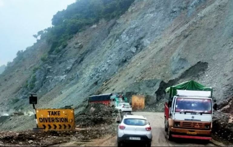 Kalka Shimla NH: कालका-शिमला हाईवे पर आईं बड़ी दरारों से पहाड़ दरकने का खतरा, सड़क निमार्ण का कार्य बना जंग