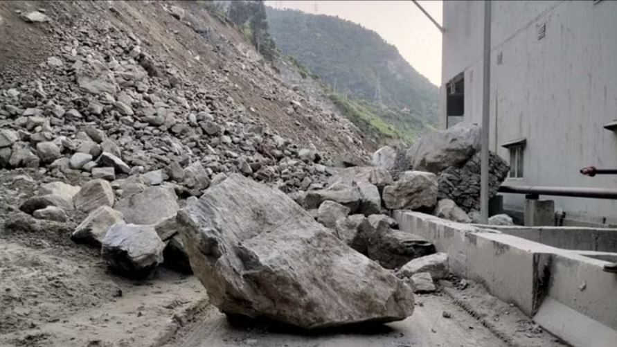 Pandoh Kullu Road: पहाड़ी से लगातार गिर रहे पत्थरों से पंडोह-कुल्लू सड़क मार्ग हुआ बंद, गाड़ियों की लगी कतार