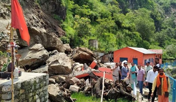 Himachal Weather:  तीर्थ स्थल उन्नू महादेव लैंडस्लाइड के कारण भवन हुआ जमींदोज , करोड़ो के सेब फंसा