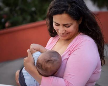 World Breastfeeding Week 2023: स्तनपान के दौरान इन चीजों से बनाए रखें दूरी, शिशु को रखें शुरक्षित