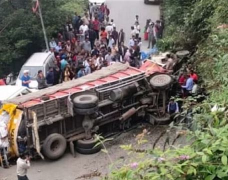 Road Accident:  शिमला में बेकाबू ट्रक की पिकअप से हुई टक्कर, दूर्घटना में कई हुए घायल, दो की हुई मृत्यु