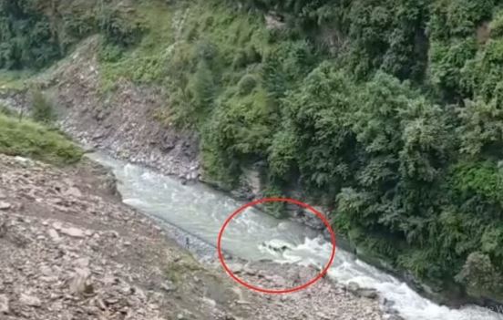 Chamba Accident: चंबा में एक बोलेरो खाई में जा गिरी, गाड़ी में सवार 6 में से एक की मौत, पांच लापता