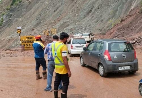 Solan Landslide: कालका-शिमला नेशनल हाइवे पांच के बहाल होने से यात्रियों को राहत, छोटे वाहन कर पाएगे आवाजाही