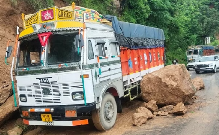 Himachal Weather: प्रदेश में एक बार फिर बारिश का येलो अलर्ट, ३०२ सड़के बंद, दलदल में फांसी एक छात्रा