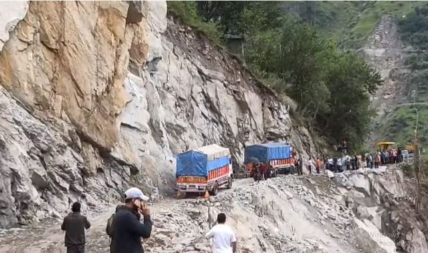 Kinnaur News: दस दिन बाद निगुलसरी के पास अवरुद्ध हाईवे हुआ बहाल, लोगों को आई राहत की सांस