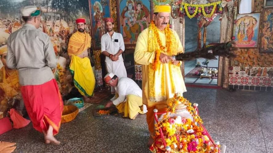 Kullu News: कुल्लू में सुबह देवी-देवताओं को पूज कर जूब देने निकली टोलियां, सायर पर्व पर बड़ों का आर्शीवाद ले मचाई धूम