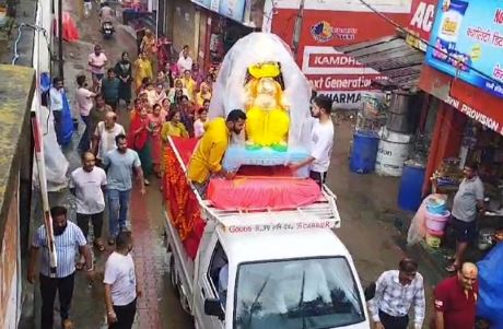 Ganesh Chaturthi: गणेश चतुर्थी के उपलक्ष्य में श्री गणेश भगवान की मूर्ति का हुआ विराजमान