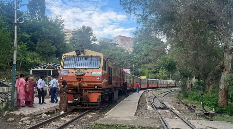 Kalka-Shimla Railway Track: आज 70 दिनों बाद होगी ट्रेनों की आवाजाही शुरू, सोलन पहुंंची रेलगाड़ी