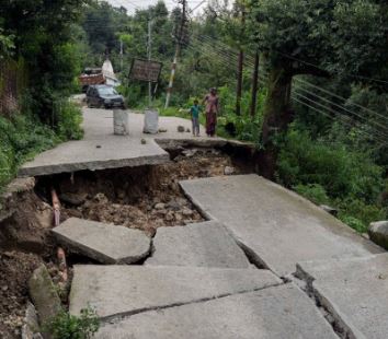 Himachal Roads: हिमाचल में होंगी बड़े वाहनों के लिए 120 सड़कें बहाल, प्राकृतिक आपदा ने की थी क्षतिग्रस्त