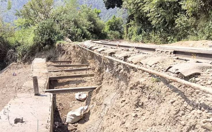 Kalka Shimla railway track: सोलन में शुरू हुआ च्रैक बहाली का कार्य, 15 सितंबर तक सभी ट्रेनें रद्द