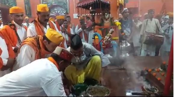 Himachal: बाबा के हम मन्दिर में हजारों की संख्या में पहुंचे श्रद्धालुओं, सदियों से निभा रहे यह परम्परा