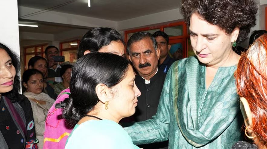 Priyanka Gandhi: प्रियंका से मिल बहुत रोए अपनों को इन हादसों में खोने वाले, हंसते खेलते परिवार उजड़े