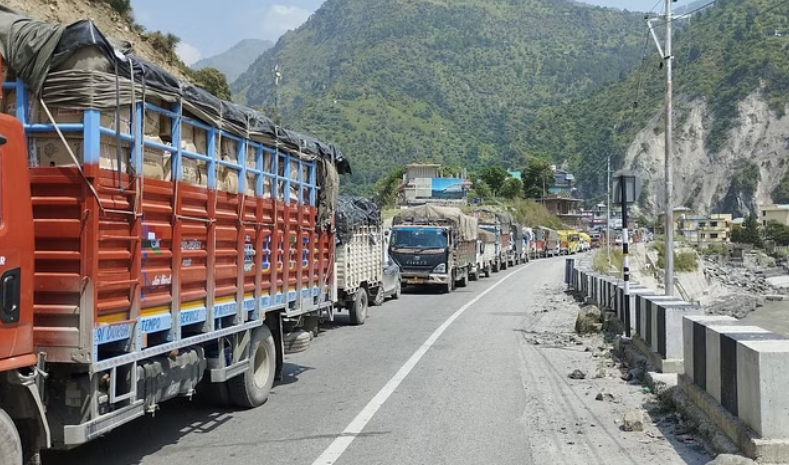 Kullu Manali NH: कुल्लू-मनाली नेशनल हाईवे वनवे हुआ बहाल, झलोगी के पास अभी भी लैंडस्लाइड का खतरा