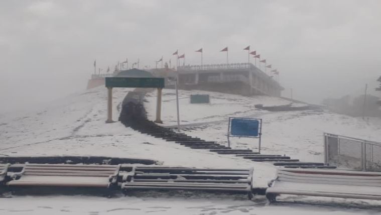 Shikari Temple Snowfall:नवरात्रि के पहले दिन हुई बर्फबारी, चांदी से सजा मां शिकारी का प्रांगण