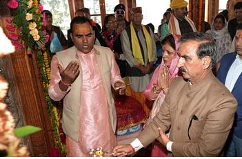 CM Sukhu: तारा देवी मंदिर में सीएम सुक्खू ने लिया आशीर्वाद, दिया 50 लाख का दान