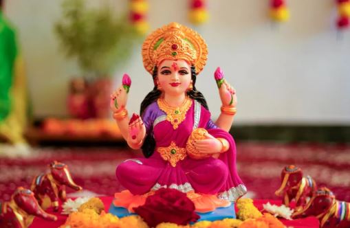 Maa Laxmi: मां लक्ष्मी की कृपा पाने के लिए करें ये उपाय, घर में न होंगी आर्थिक समस्या