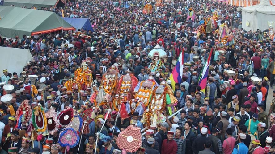 Kullu Dussehra: छठे दिन भी परंपरा को निभाया, रघुुनाथ के दरबार में उमड़ी 300 से भी अधिक भक्तों की भीड़