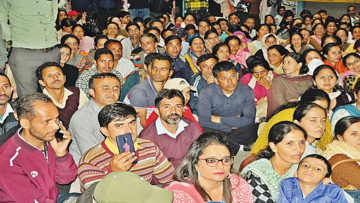 SMC Teacher Protest: नियमितीकरण मांग के लिए सचिवालय के सामने कर रहे धरना प्रदर्शन, सड़क पर बिछाए गद्दे