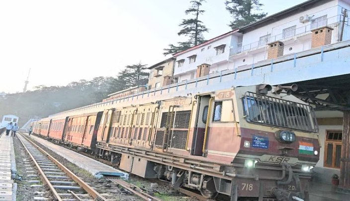 Shimla Toy Train: शिमला की वादियां निहारते हुए किया टॉय ट्रेन में 700 यात्रियों ने सफर, 86 दिन बाद उमड़ी स्टेशन पर भीड़