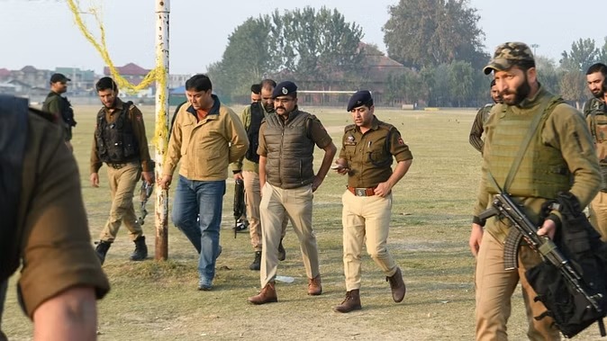 Jammu: श्रीनगर में किक्रेट खेल रहे पुलिस अधिकारी पर आतंकी हमला, इलाज जारी