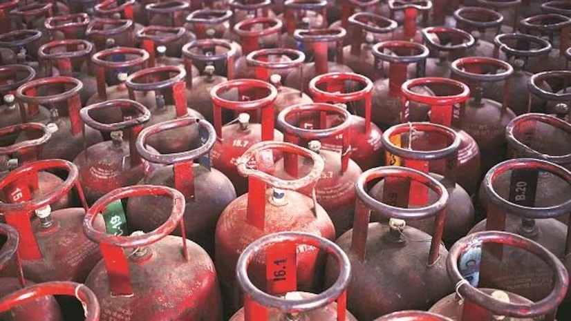 LPG Cylinder:  सरकार ने दिया तोहफा, LPG सिलेंडर के दाम हुए कम; जानें नई कीमत